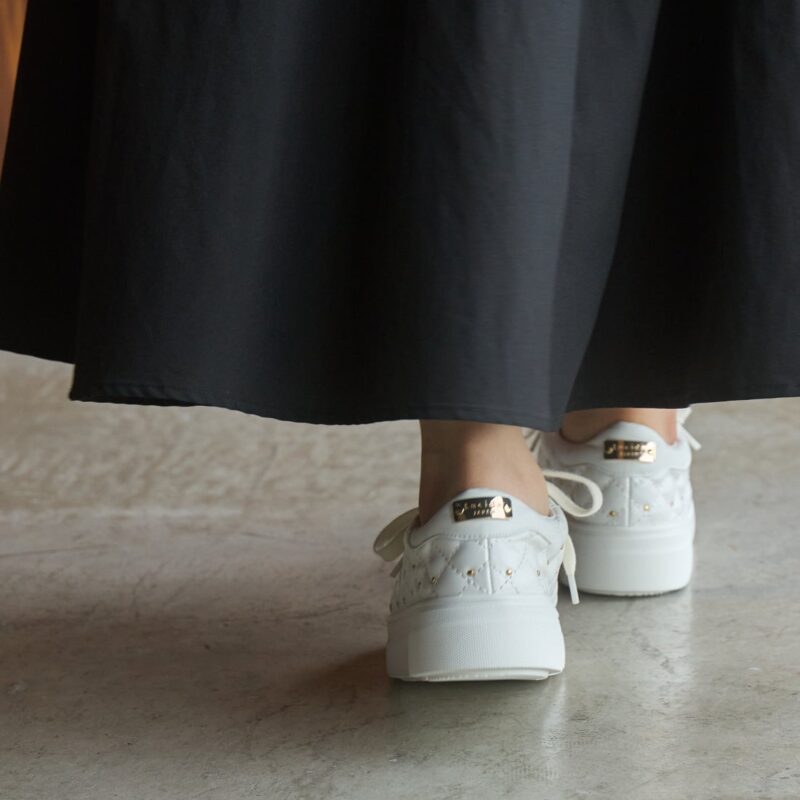 【light】Pluto/プルート（White）チャームオンキルティングスリッポン