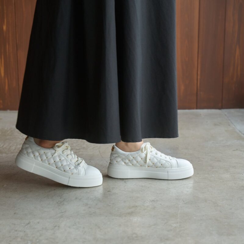 【light】Pluto/プルート（White）チャームオンキルティングスリッポン