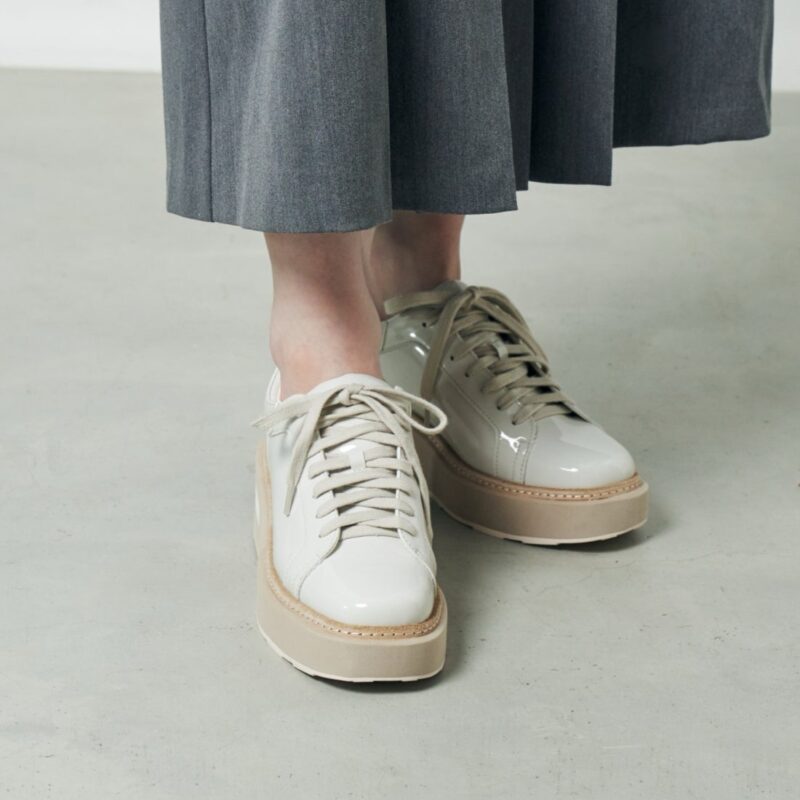 Dalim/ダリム（Beige）スタッズペニーローファー