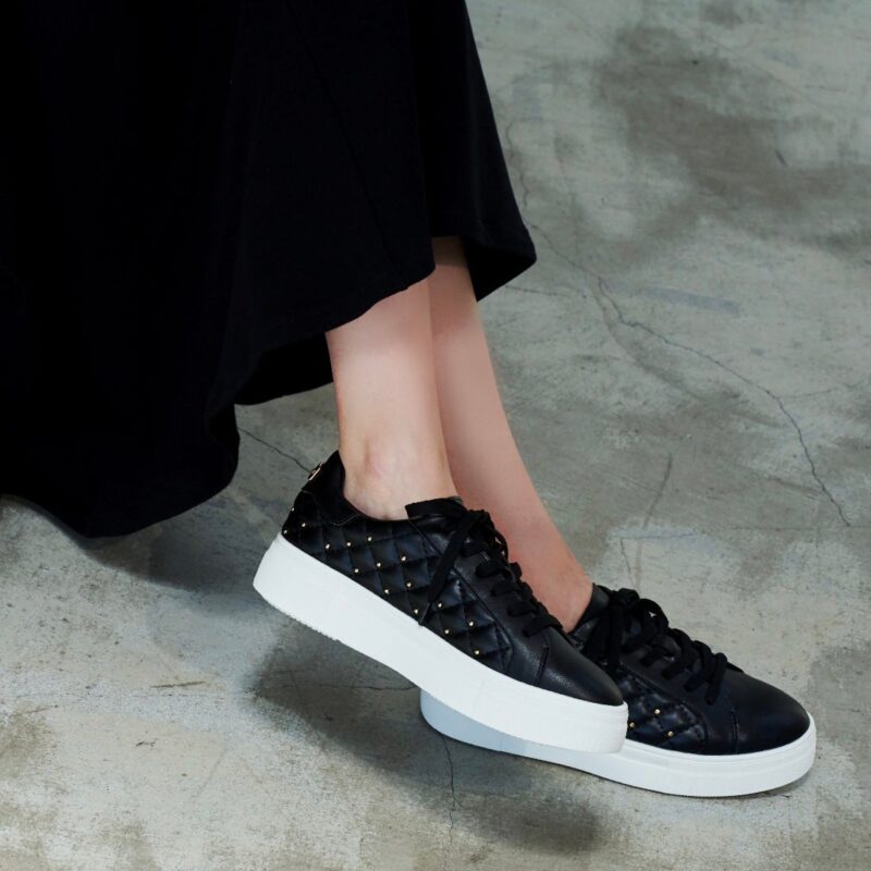 【light】Pluto/プルート（Black）チャームオンキルティングスリッポン