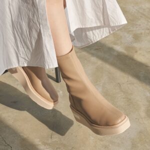 Acrux/アクルス （E Beige）エナメルスクエアトウ厚底スニーカー