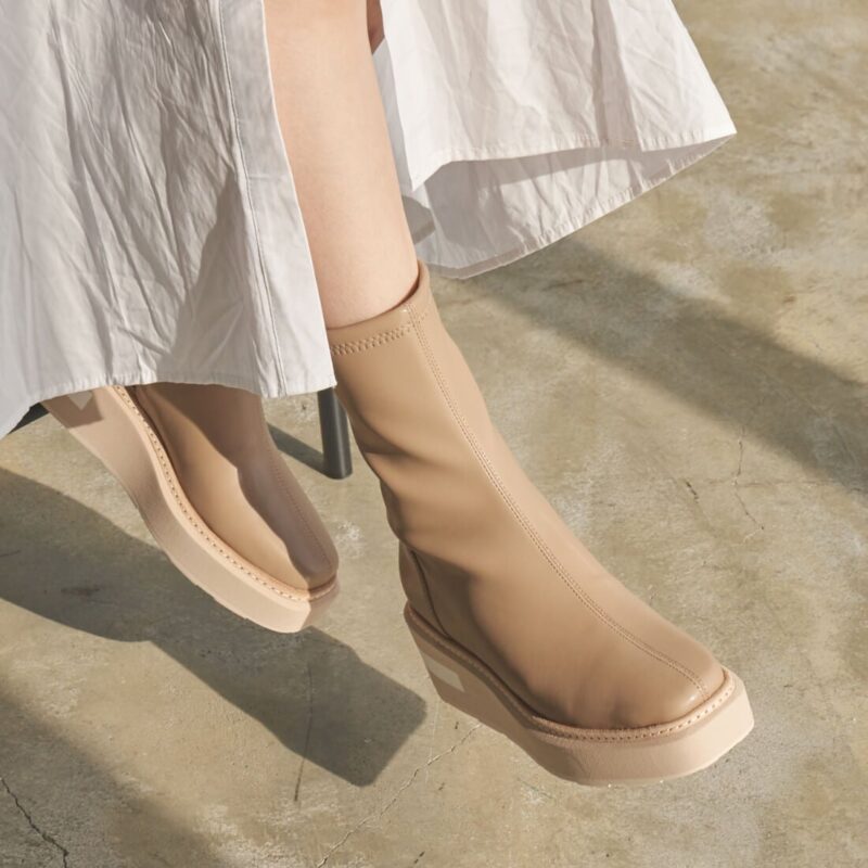 Acrux/アクルス （E Beige）エナメルスクエアトウ厚底スニーカー