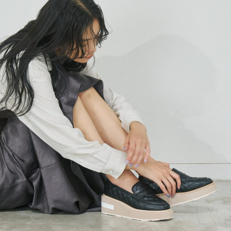 Acrux/アクルス （E Navy）エナメルスクエアトウ厚底スニーカー